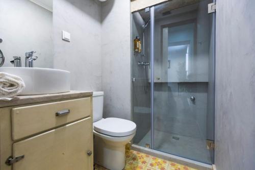 een badkamer met een douche, een toilet en een wastafel bij Olá Lisbon - Bairro Alto II in Lissabon