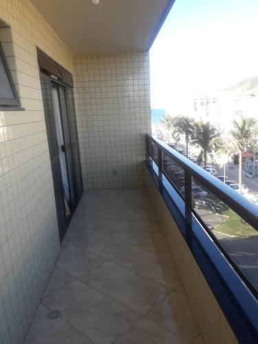 a corridor of a building with a view of the beach at Edificio caminho do sol in Arraial do Cabo