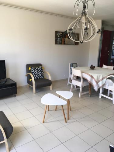 uma sala de estar com mesa e cadeiras em maison 400 m de la plage em Barneville-Carteret