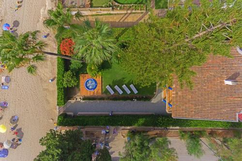 an overhead view of a park with trees and a building at Villa Doris in Fontane Bianche