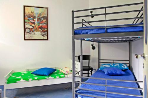 a bunk bed room with two bunk beds at Villa Doris in Fontane Bianche