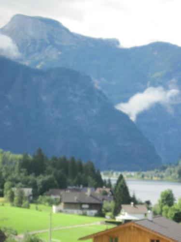 a view of a mountain with a lake and houses at Ferienwohnung Haus Cerny in Bad Goisern