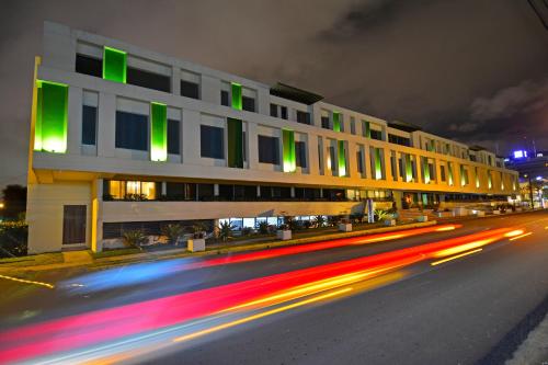 a building on a city street at night at Auténtico Hotel in San José
