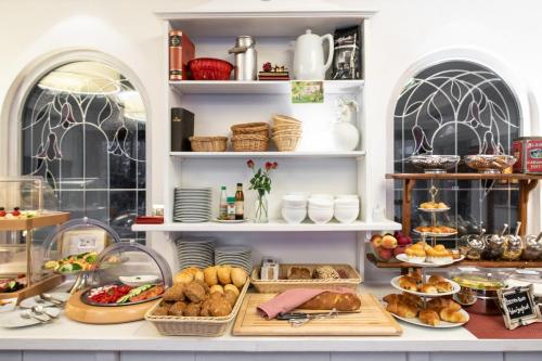 a bakery with bread and other foods on shelves at Weinstadt Hotel - das Original in Weinstadt
