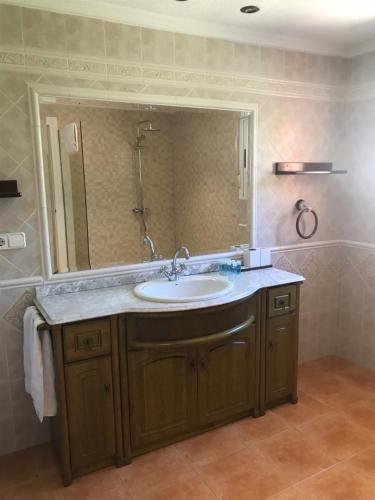 サンタ・ポラにあるChalet Beach and Golf Santa Pola Alicante Jupalcaの洗面台と鏡のあるバスルーム
