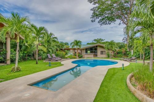 Swimming pool sa o malapit sa Hidden Palms