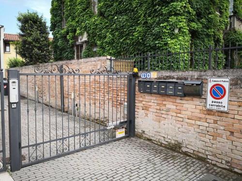 a wrought iron gate with a no parking sign on it at Villa Zen 2 in Padova