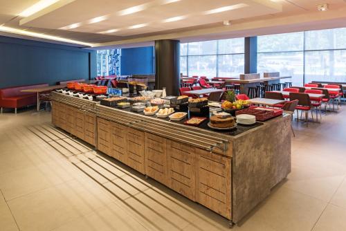 a buffet line with many different types of food at ibis Santos Valongo in Santos