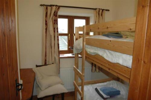 ein Schlafzimmer mit einem Etagenbett und einem Fenster in der Unterkunft Neuadd Arms Hotel in Llanwrtyd Wells