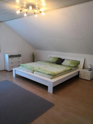 um quarto com uma cama num quarto com um tecto em Ferienwohnung Schmeisser em Kirchenpingarten