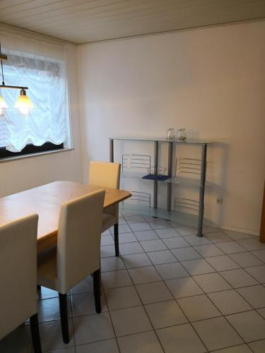 a dining room with a table and chairs at Ferienwohnung Schmeisser in Kirchenpingarten