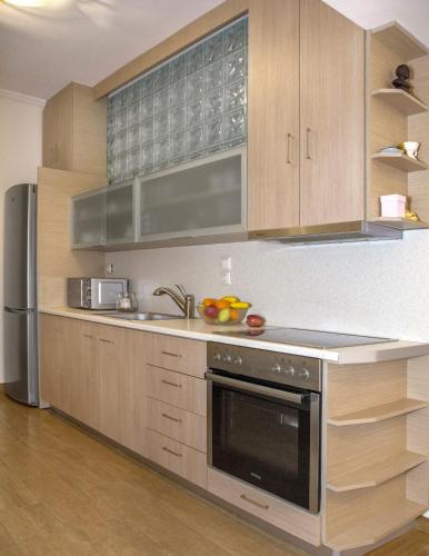 Η κουζίνα ή μικρή κουζίνα στο Edem BeachFront SeaView Dream Home In Beautiful Athens Riviera in Palaio Faliro