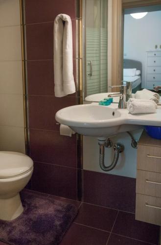 Ένα μπάνιο στο Edem BeachFront SeaView Dream Home In Beautiful Athens Riviera in Palaio Faliro