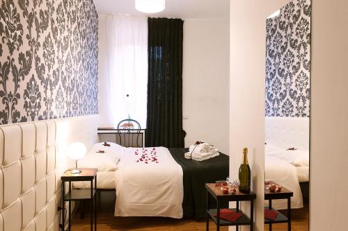 羅馬的住宿－Ostiense Suites，酒店客房设有两张床和窗户。