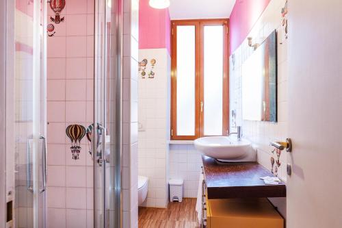 uma casa de banho com um lavatório e um chuveiro em Ostiense Suites em Roma