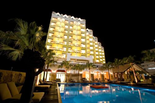 Bazén v ubytování Okinawa Kariyushi Resort EXES Onna nebo v jeho okolí