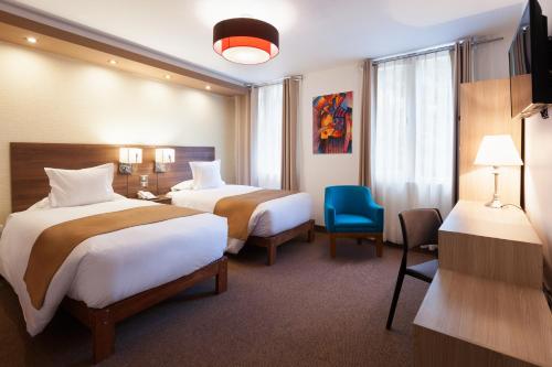 a hotel room with two beds and a blue chair at Inti Punku Machupicchu Hotel & Suites in Machu Picchu