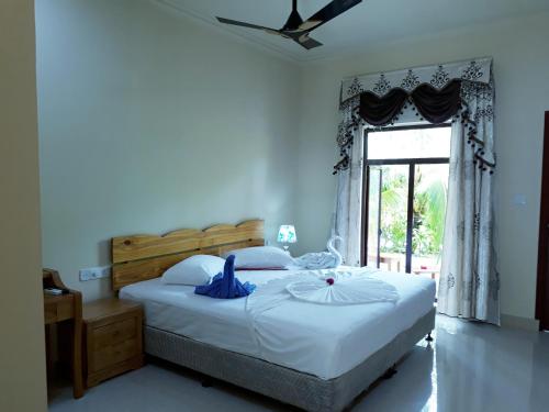 a bedroom with a large bed and a window at Sunrise Inn in Thoddoo