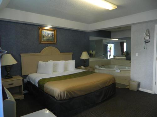 Postel nebo postele na pokoji v ubytování Village Inn & Suites - Smithville