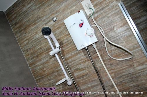 un micrófono en el suelo de una habitación en Micky Santoro -Apartments, en Bantayan Island