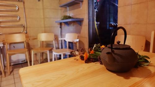 a tea kettle sitting on top of a wooden table at Raudonkalnis in Mankiškiai
