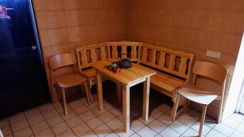 a small table and chairs in a small room at Raudonkalnis in Mankiškiai