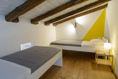 een slaapkamer met een groot bed en een tafel bij Ficodì apartments in Alcamo