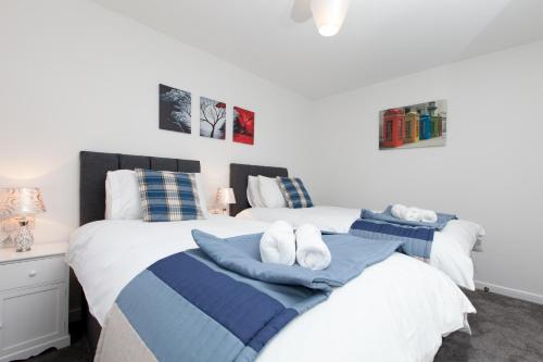 Ένα ή περισσότερα κρεβάτια σε δωμάτιο στο Prime Commuter Executive Apartment Dunfermline