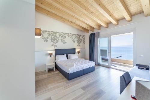 Postel nebo postele na pokoji v ubytování Hotel Columbia & Ninfea