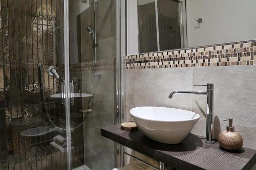 A bathroom at Maglo Station