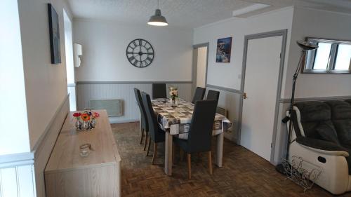 une salle à manger avec une table et des chaises dans l'établissement Gîte chez Lili, à Aignerville