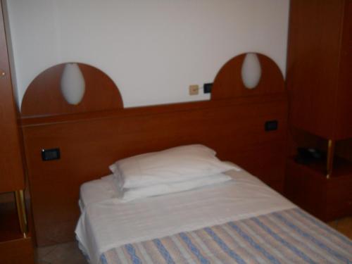 una camera da letto con un letto con due specchi sopra di "Villa Bruna" a Legnago