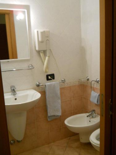 bagno con lavandino, servizi igienici e specchio di "Villa Bruna" a Legnago