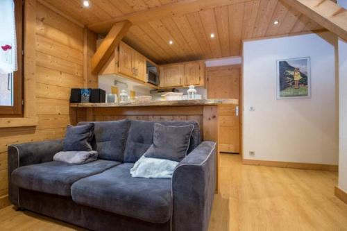un salon avec un canapé gris dans une cuisine dans l'établissement Résidence Mont Joly2, à Saint-Gervais-les-Bains