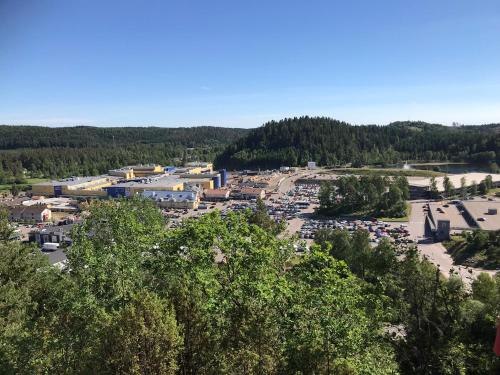 an aerial view of a parking lot with cars at Örnatorpet Ullared in Ullared