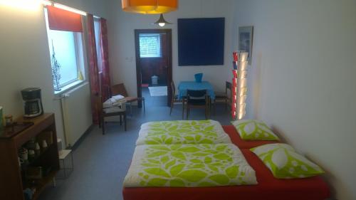 een slaapkamer met een bed en een tafel en stoelen bij B&B Oostende in Oostende