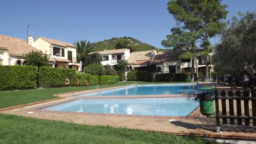 una piscina en el patio de una casa en Casa June, en Torroella de Montgrí