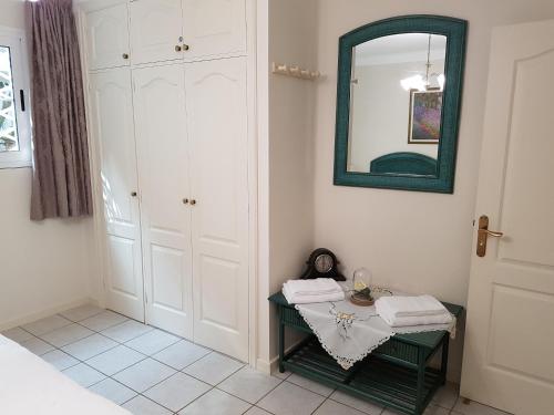 łazienka z lustrem i stołem z ręcznikami w obiekcie Apartamento Rocas del Mar 130 w mieście Costa Del Silencio
