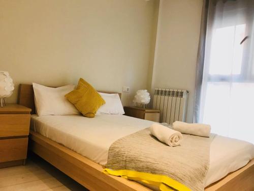 una camera da letto con un letto e un asciugamano giallo di AZ El Balcón del Coso II a Saragozza