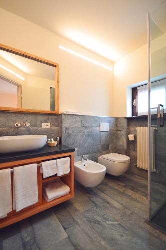 a bathroom with two sinks and a mirror at Meublè La Betulla in Chiesa in Valmalenco