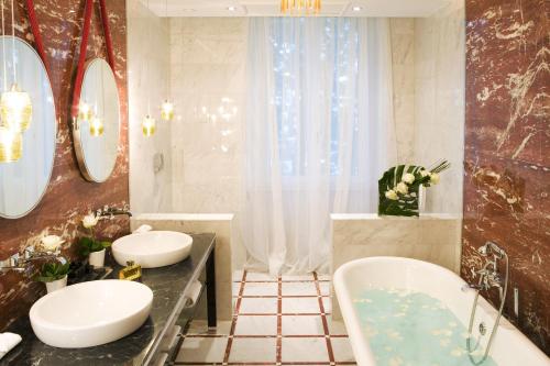 A bathroom at Baglioni Hotel Regina - The Leading Hotels of the World