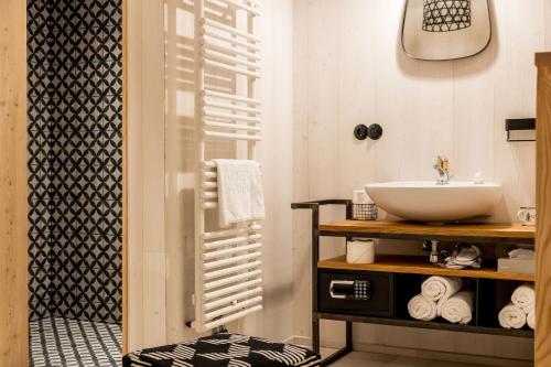 a bathroom with a sink and a shower at Peakini Farmhaus in Untertauern