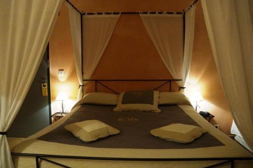 Katil atau katil-katil dalam bilik di Hotel Le Saint Jean