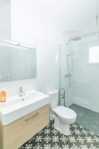 アジャクシオにあるChemin de Pietralbaのバスルーム(洗面台、トイレ、シャワー付)