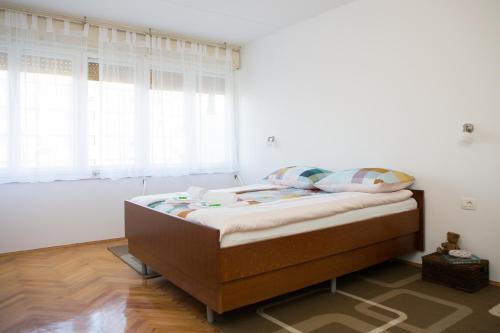 1 dormitorio con 1 cama en una habitación con ventana en Apartment Star, en Split