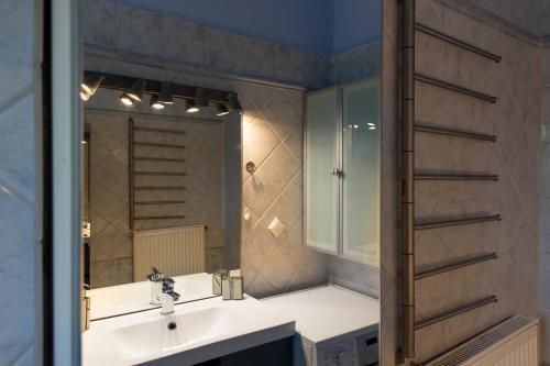 Vannituba majutusasutuses Corfu City Design Residence