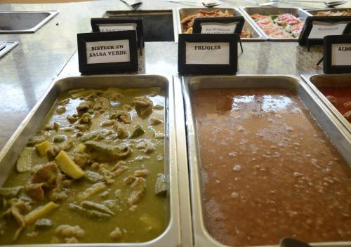 a buffet filled with lots of different types of food at Hotel y Aguas Termales de Chignahuapan in Chignahuapan