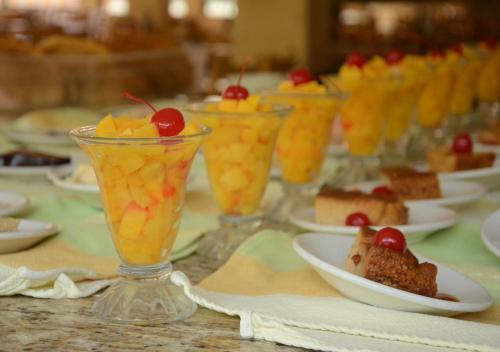 a table topped with glasses filled with fruit cocktails at Hotel y Aguas Termales de Chignahuapan in Chignahuapan