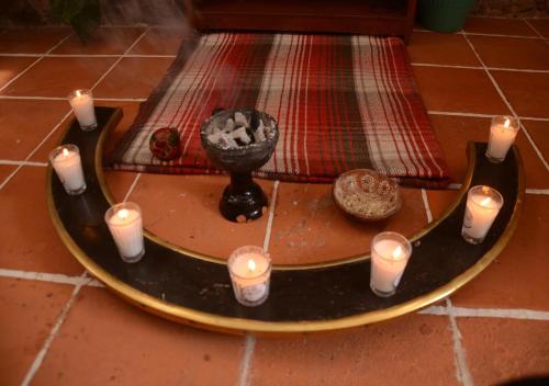 a circle of candles on a table on a floor at Hotel y Aguas Termales de Chignahuapan in Chignahuapan