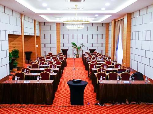 a large room with rows of tables and chairs at StarLodge in Kampong Jerudong
